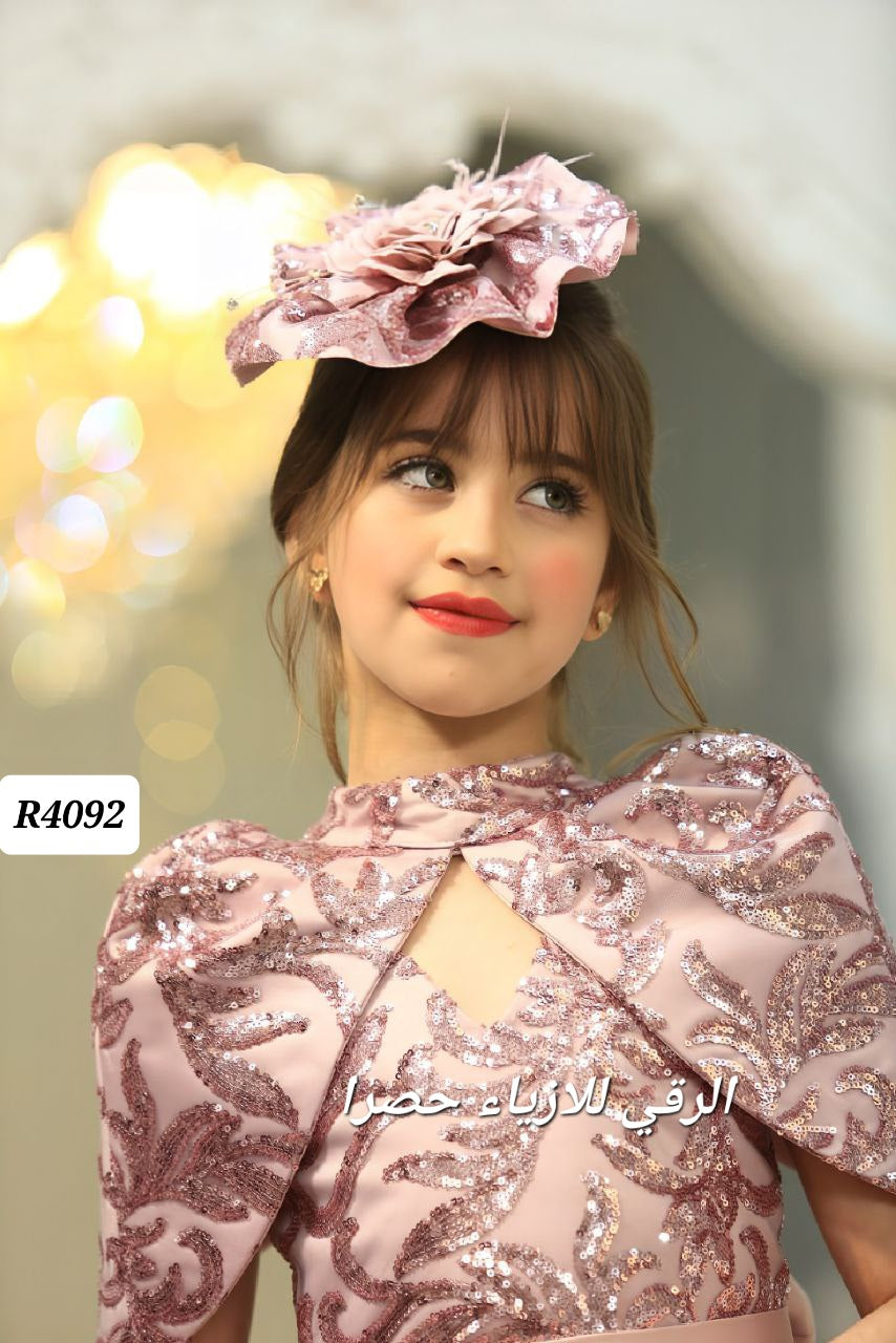 فستان بناتي مع ذيل R4092